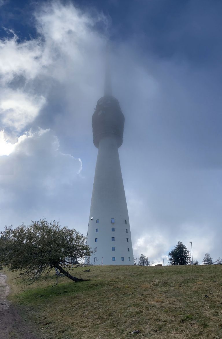 Turm Hornisgrinde in den Wolken Schwarzwald Ferienwohnungen