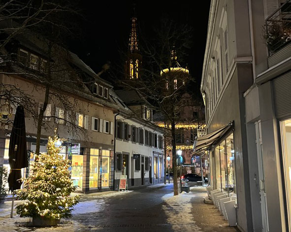Schwanenstraße mit Kirche und Rathaus an Weihnachten Bühl im Schwarzwald bei Bühlertal und Herrenwies Ferienwohnung