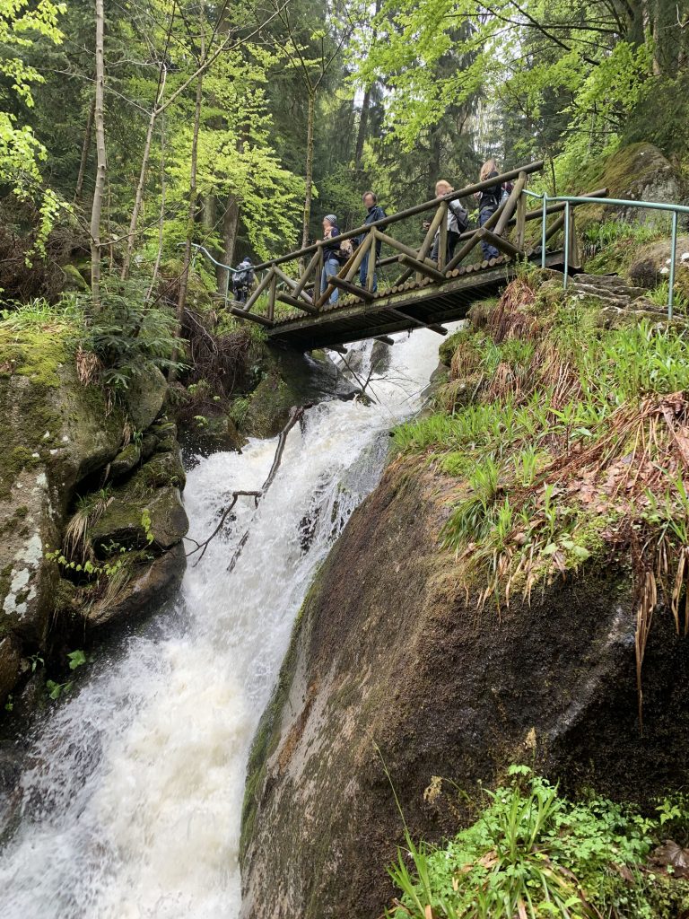Brücke über tosende Wasserfälle Gertelbach Bühlertal Ferienwohung