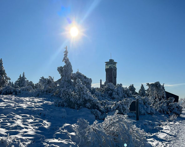 Hornisgrinde Turm Mummelsee Schwarzwaldhochstraße im Winter bei Ferienwohnung Herrenwies