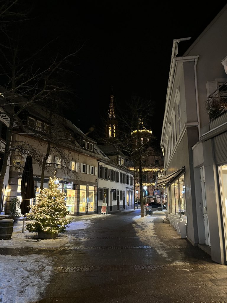Einkaufsstraße und Fussgängerzone Bühl nahe Ferienwohnung Bühlertal bei Nacht an Weihnachten