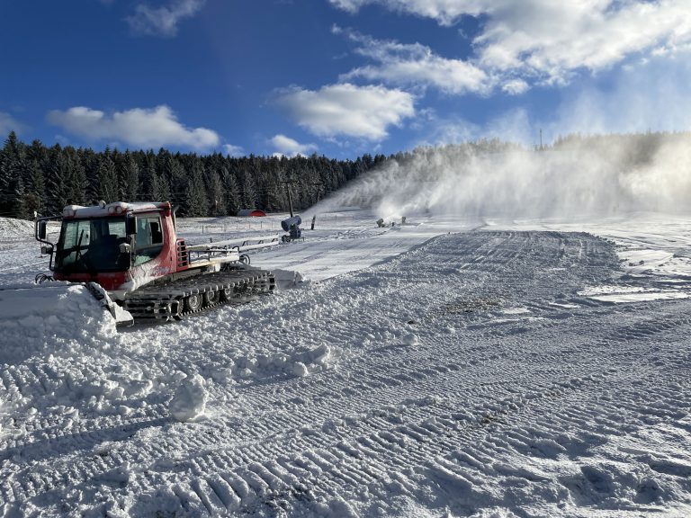 Pistenbully und Schneekanonen in Betrieb Mehliskopf Skilifte bei Bühlertal