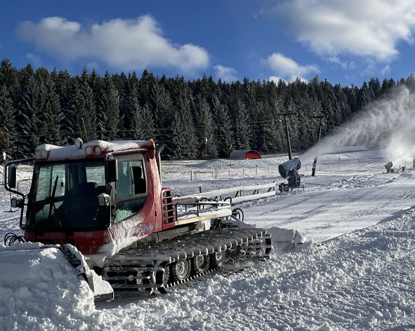 Pistenbully Schneekanonenen Skilift Mehliskopf bei Herrenwies Ferienwohnung Schwarzwald