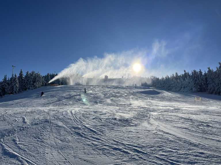 Skilift Seibelseckle im Schwarzwald an der Schwarzwaldhochstraße Winter und Schnee Schneekanonen nahe Ferienwohnung Herrenwies