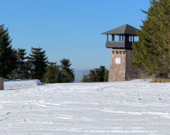 Skilift Hundseck Bergstation mit Mehliskopfturm bei Ferienwohnung Schwarzwald Bühl Baden-Baden Herrenwies