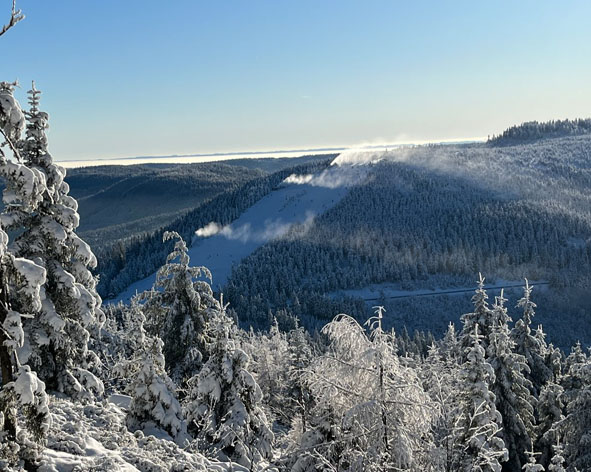 Skilift Seibelseckle vom Mummelsee im Winter Schneekanonen ind Betrieb und Liftbetrieb nahe Ferienwohung Schwarzwald