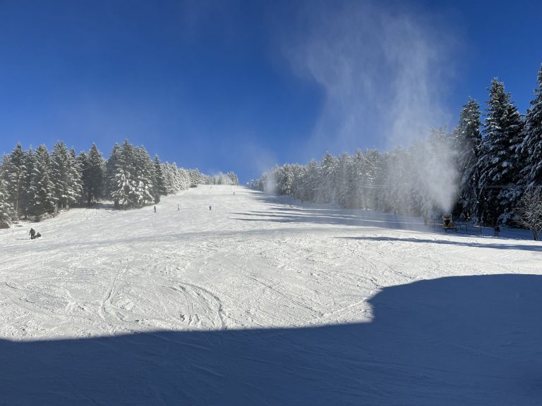 Hundseck Skipiste und Lift mit Schnee im Winter Schneekanonen in Betrieb Schwarzwald Ferienwohnung