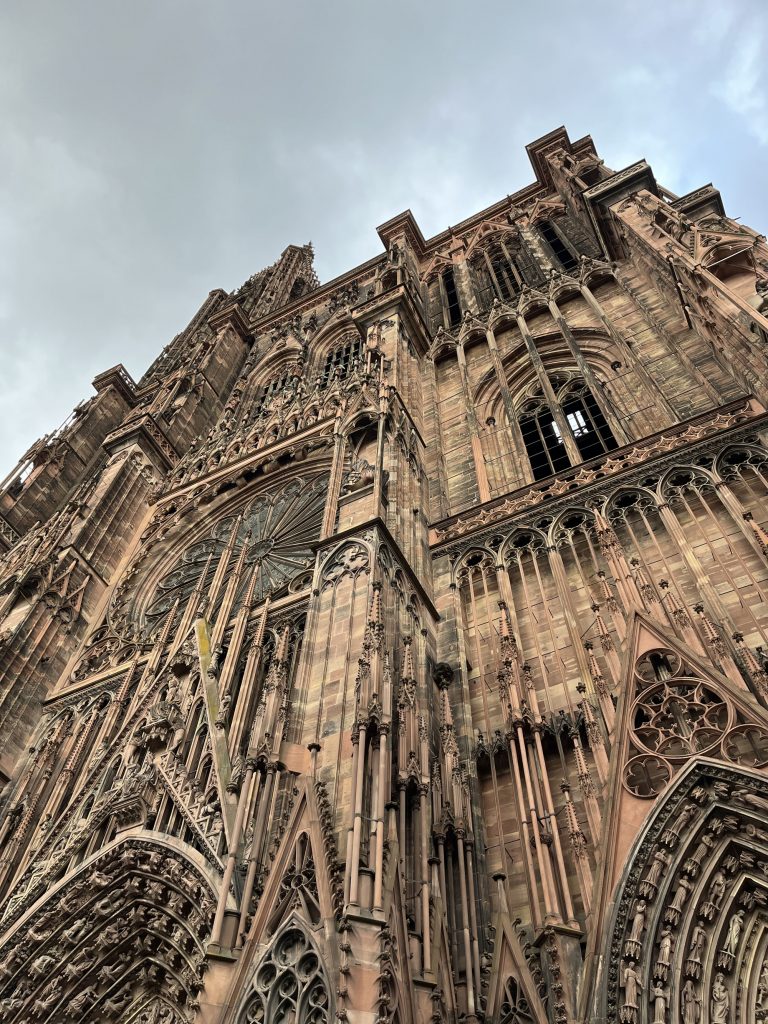 Straßburger Münster mit Wolken am Himmel nähe Ferienwohnungen