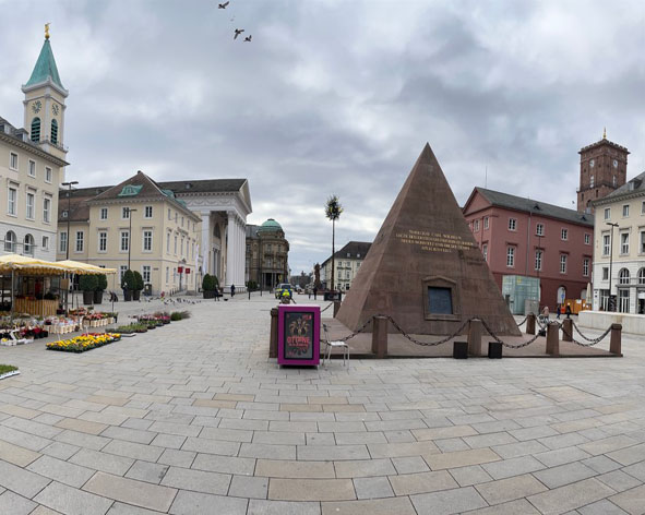 Karlsruhe Marktplatz nahe Schloss mit Pyramide